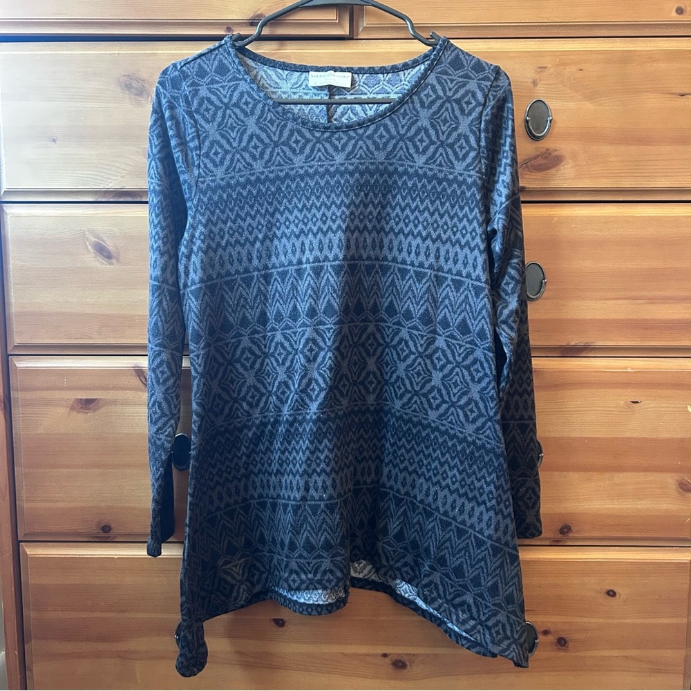 Black&Gray Print Bobbi Brooks Top w Asymmetrical Hemline Size Small Long Sleeve